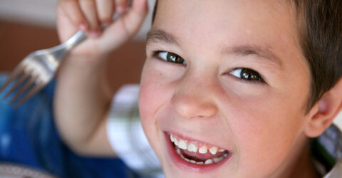 illustration enfant à la cantine