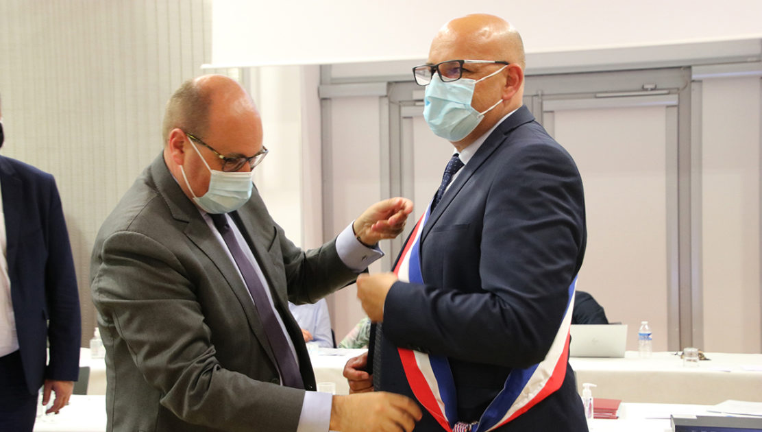 Photo : remise de l'écharpe de maire à Florent Limouzin
