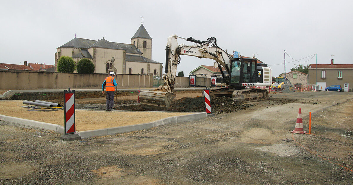 Photo : travaux place des Douves, centre-bourg de La Guyonnière, Montaigu-Vendée