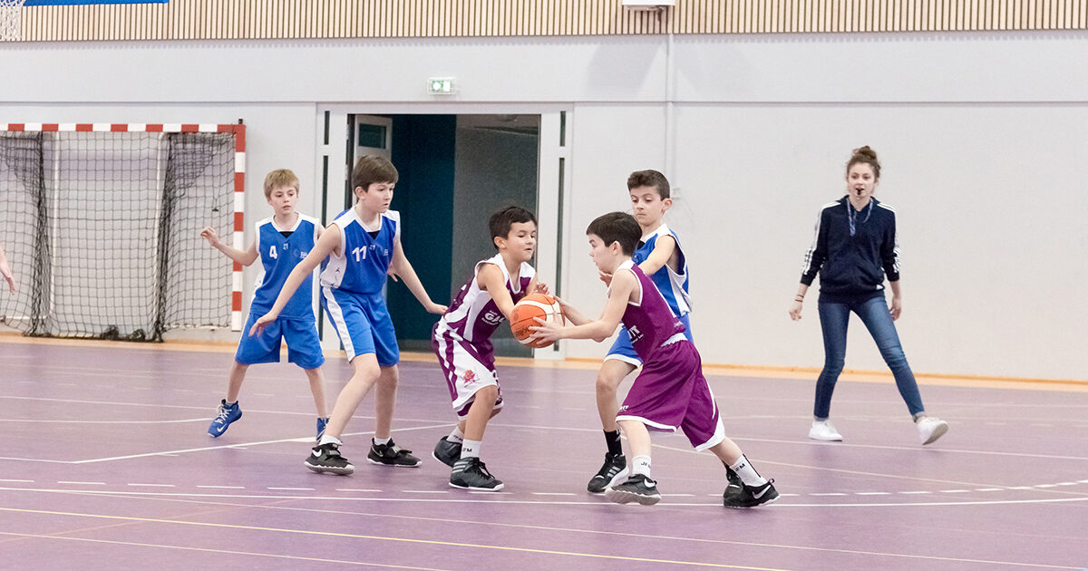 Photo d'archives : enfants jouant au basket