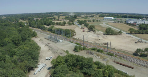 Vue aérienne : travaux d'aménagement du boulevard et du pont-rail