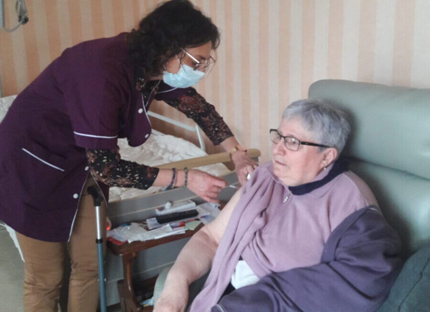 Image d'une personne se faisant vacciner à l'EHPAD de l'Herbergement