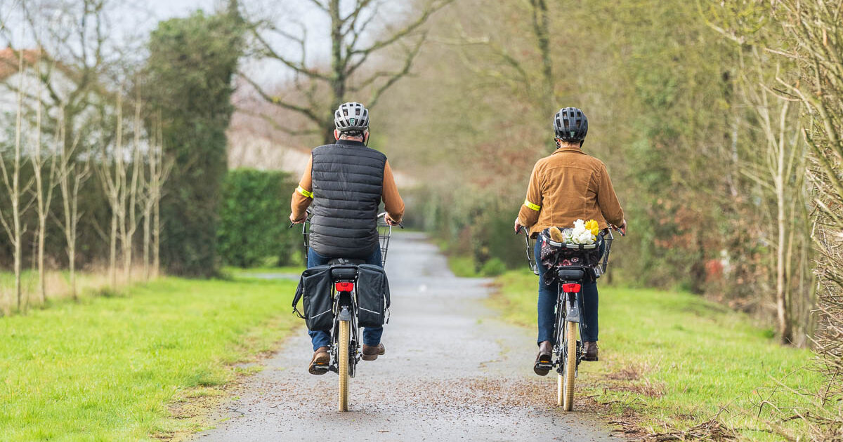 Photo : couple à vélo sur une piste cyclable de Boufféré - Montaigu-Vendée