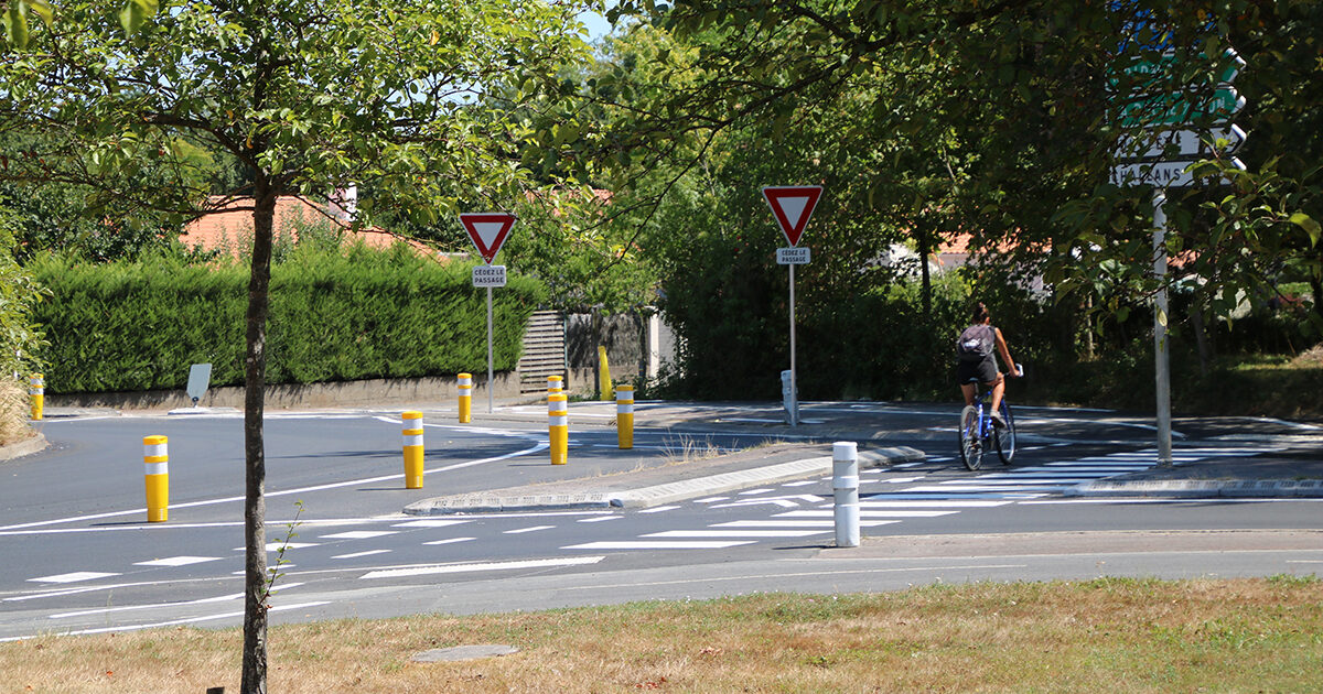 Photo : cycliste empruntant le giratoire à la hollandaise, Terres de Montaigu